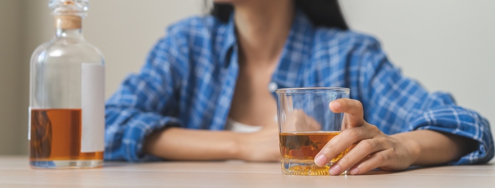 Alcoholism,Drunk,,Sad,Asian,Young,Woman,Hand,Holding,Glass,Of pota tou egkefalou