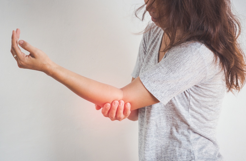 Women,Elbow,Pain,,Holding,Hand,To,Spot,Of,Elbow,Pain.arm psoriasi