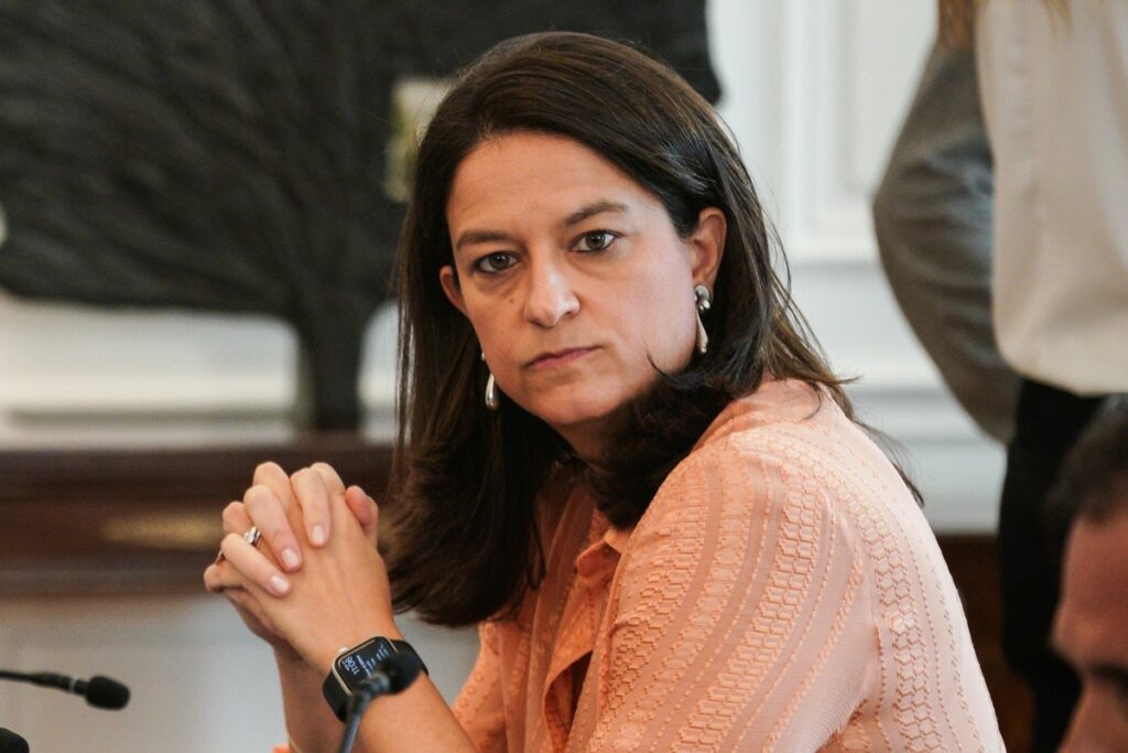 Niki Kerameos gia dorea organon tis miteras tis