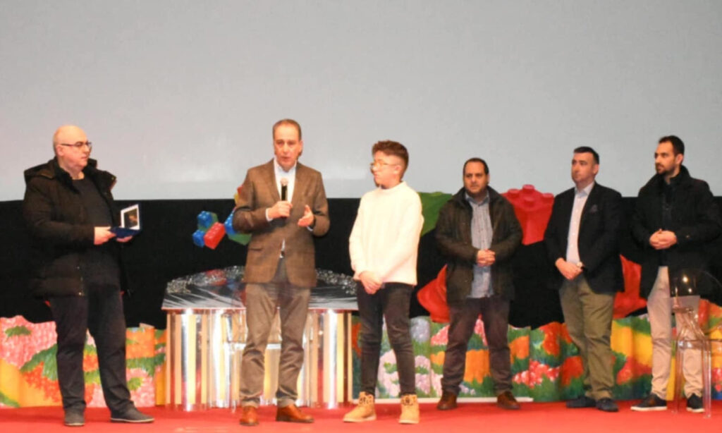 to paidi kai to rompot-2